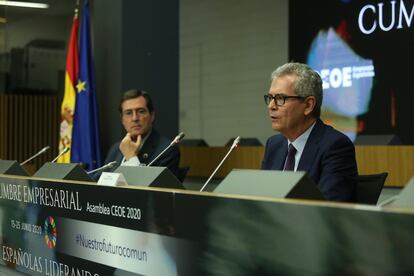 Pablo Isla, en primer término, y Antonio Garamendi, en la presentación de las conclusiones de la cumbre empresarial de la CEOE.