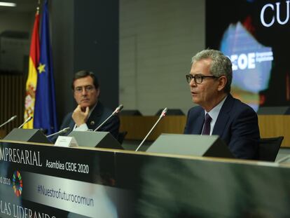 Pablo Isla, en primer término, y Antonio Garamendi, en la presentación de las conclusiones de la cumbre empresarial de la CEOE.