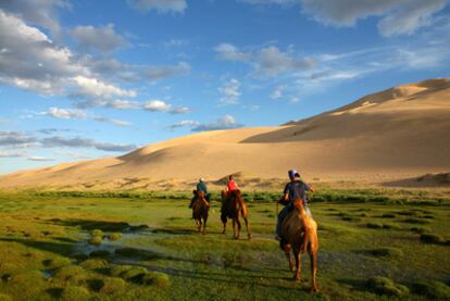 Paseo a lomos de camellos en un paisaje mongol del desierto de Gobi.