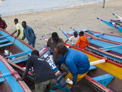 Un grupo de pescadores ubica una barca tras una jornada de trabajo en Ngor, Dakar (Senegal).
