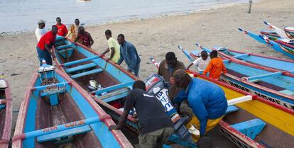 Un grupo de pescadores ubica una barca tras una jornada de trabajo en Ngor, Dakar (Senegal).