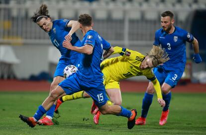 Los jugadores de Kosovo tratan impedir el avance de Forsberg durante el encuentro disputado ante Suecia (0-3) el pasado domingo en Pristina.   (AP Photo/Visar Kryeziu)