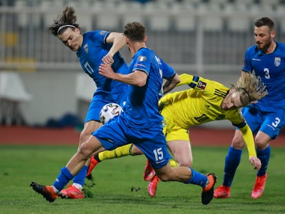 Los jugadores de Kosovo tratan impedir el avance de Forsberg durante el encuentro disputado ante Suecia (0-3) el pasado domingo en Pristina.   (AP Photo/Visar Kryeziu)