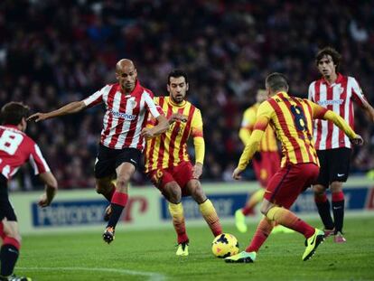 Mikel Rico lucha por el bal&oacute;n con Busquets. 