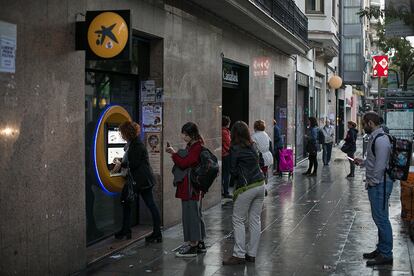 Exterior de una oficina bancaria de la CaixaBank, en Barcelona.