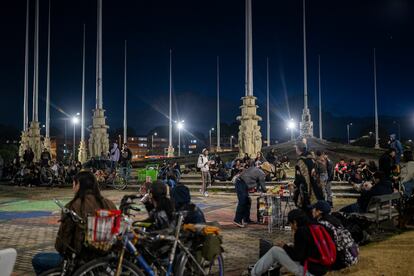 Grupos de jóvenes se reúnen en el Monumento a las Banderas, durante un evento musical en Bogotá, el 19 de septiembre de 2024.