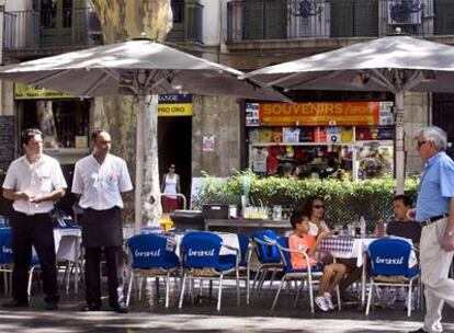 Una terraza semivacía en las Ramblas de Barcelona el pasado miércoles 5 de agosto.