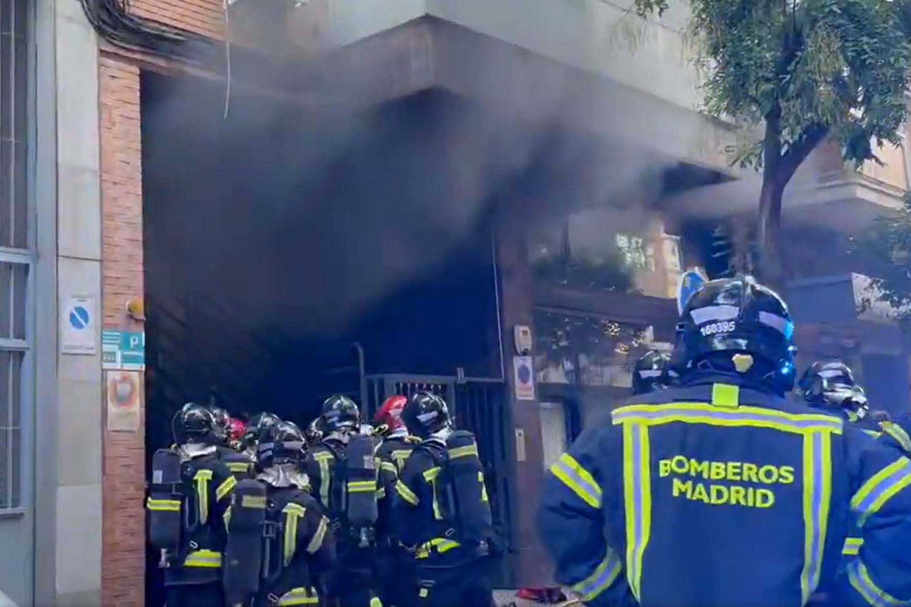 La policía investiga si el joven bangladesí muerto en el incendio de un trastero de Madrid vivía en él
