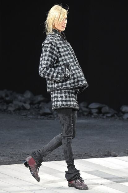 El fenómeno grunge nos acerca las botas de puntera redonda, lazada y calentador incluído como estas de Chanel.