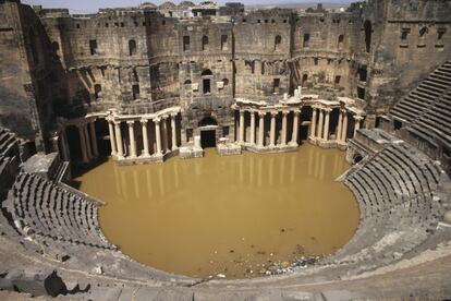 Busra al-Sham, Daraa, 2018. O antigo anfiteatro romano inundado pelas fortes chuvas que caíram dias antes. <p><i>“Em 2011, eu trabalhava como professor primário. Comprei uma câmera pequena porque senti que era meu dever fotografar o que presenciei na minha cidade, Daraa, e transmitir ao mundo. Comecei a fotografar as manifestações pacíficas, depois os bombardeios, as batalhas, a morte..."</i></p>