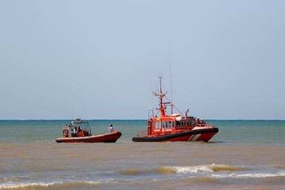 Un barco de Salvamento Marítimo inspecciona la costa de Cubelles, este domingo.