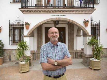 Mario Blancke, ayer ante la fachada del Ayuntamiento malagueño de Alcaucín.