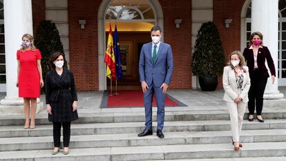 El presidente del Gobierno, Pedro Sánchez, posa junto a las cuatro vicepresidentas de su Gobierno: Yolanda Díaz, Carmen Calvo, Nadia Calviño y Teresa Ribera.