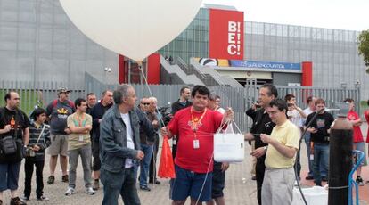 El globo con dispositivos electrónicos es lanzado desde el 'Eusko Encounter' en el BEC de Barakaldo.