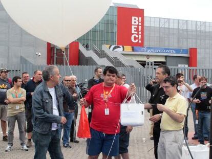 El globo con dispositivos electrónicos es lanzado desde el 'Eusko Encounter' en el BEC de Barakaldo.