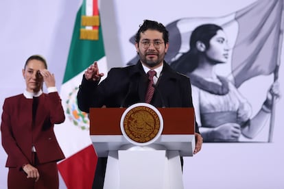 Marath Bolaños anuncia el aumento al salario mínimo en la conferencia matutina en Palacio Nacional.