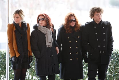 Da esquerda para a direita, Riley Keough, Priscilla Presley, Lisa Marie Presley e Benjamin Keough, no 75º aniversário de Elvis Presley, em 2010, em Memphis.