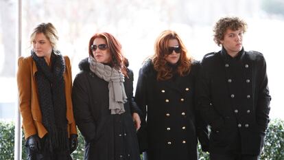 Da esquerda para a direita, Riley Keough, Priscilla Presley, Lisa Marie Presley e Benjamin Keough, no 75º aniversário de Elvis Presley, em 2010, em Memphis.