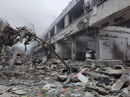 Miembros de los equipos de rescate trabajan entre los escombros de un edificio en la ciudad de Shiyan, el 13 de junio de 2021.