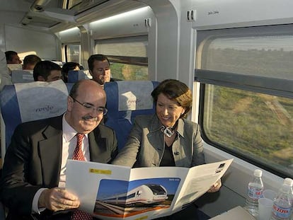 Magdalena Alvarez y Gaspar Zarrías en el AVE Jaén Sevilla