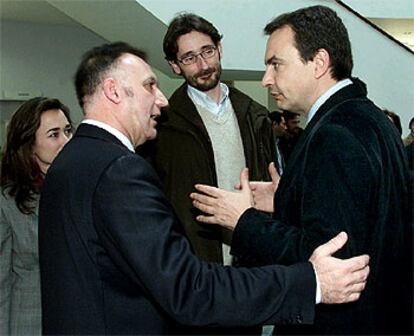 El secretario general del PSOE, José Luis Rodríguez Zapatero, habla con profesores en la Universidad de Huelva.