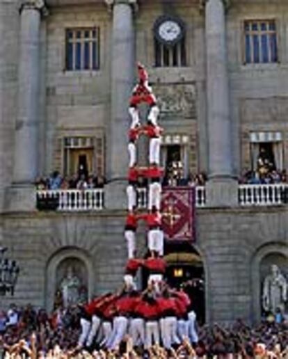 Los Castellers de Barcelona coronan un <i>tres de nou.</i>