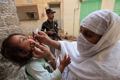 Una trabajadora vacuna contra la polio a una ni&ntilde;a el pasado jueves, en Peshawar (Pakist&aacute;n).