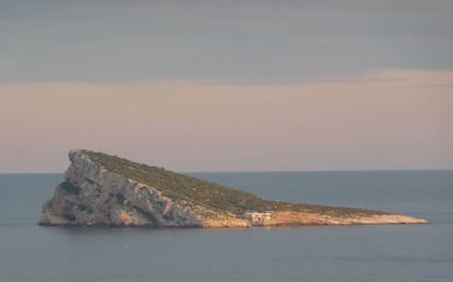 Islote de Benidorm, con el establecimiento que allí funciona.
