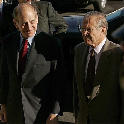 Dondald Rumsfeld (derecha) recibe a Ehud Olmert ayer en el Pentágono.