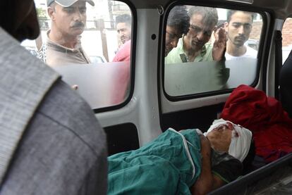 Un niño cachemiro herido llora dentro de una ambulancia en un hospital en Srinagar, el 11 de julio de 2018, después de que un grupo de niños juguetearan con un objeto desconocido que explotó en sus manos. Un niño murió y otros cuatro resultaron heridos.