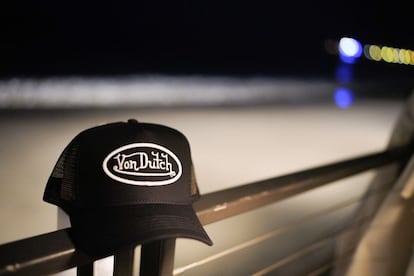 Un detalle de una de las características gorras de Von Dutch en una presentación en el Nobu de Malibú en 2022.