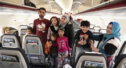 Fotografía facilitada por el Gobierno griego de una de las familias de refugiados trasladadas de Atenas a Luxemburgo.