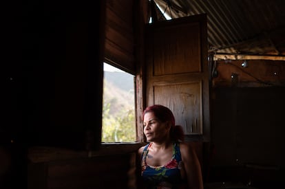 Miyanllela Fernández se asoma a la ventana de su casa, desde donde vio el asesinato de su hijo.
