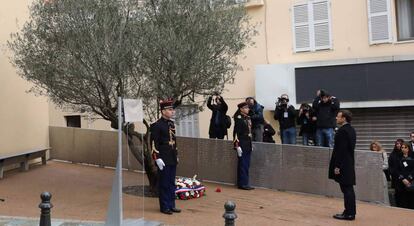 El presidente Macron homenajea en Ajaccio (C&oacute;rcega) al prefecto &Eacute;rignac, asesinado hace 20 a&ntilde;os