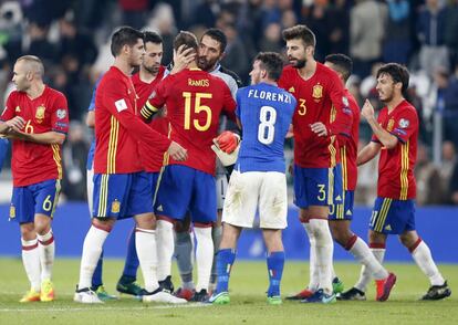 Jugadores de la selección de Italia y España se saludan al final del partido.