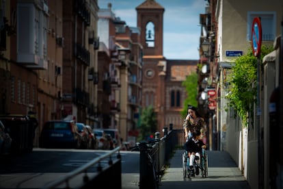 Aitana S. y su madre Johanna Cepeda a la vuelta del colegio este miércoles, en una calle del distrito Latina de Madrid.