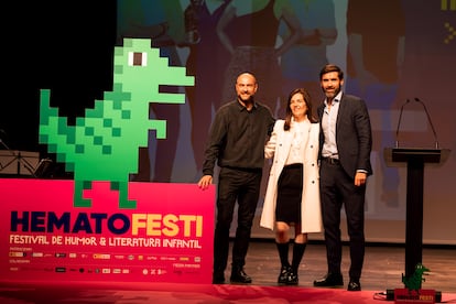 El dibujante Alberto Vázquez, la escritora Ledicia Costas y uno de los participantes en el Hematofesti 2025 de Vigo