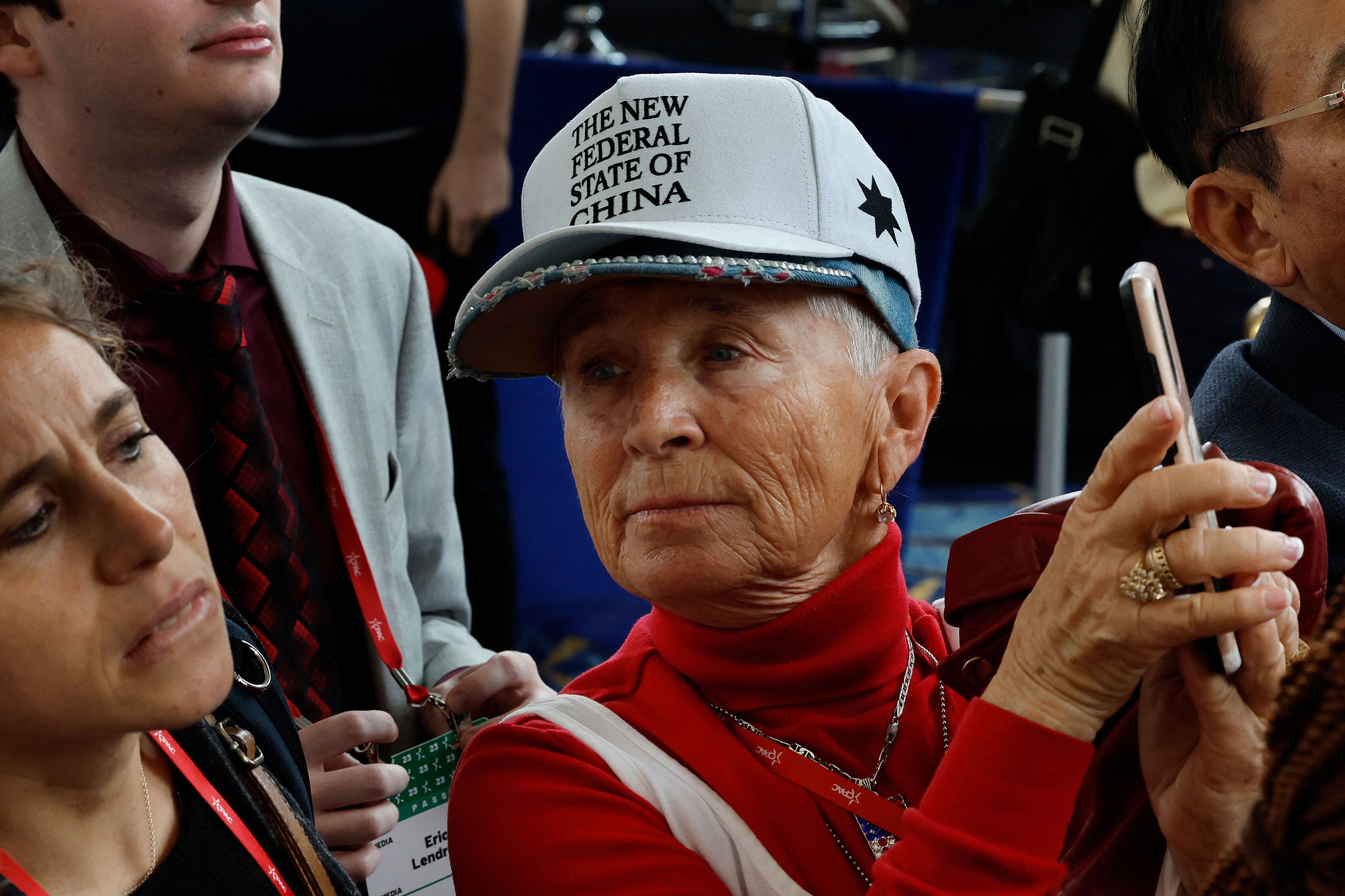 Una mujer este jueves en la CPAC lleva una gorra que alude a la idea de China como otro Estado de la federación americana.