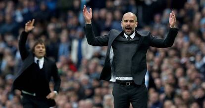 Guardiola gesticula con Conte a la espalda. 