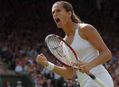 Amelie Mauresmo festeja un punto durante un partido del torneo de Wimbledon.