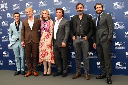 El equipo de Everest posando en el photocall. De izquierda a derecha: John Hawkes, Jason Clarke, Emily Watson, Josh Brolin, Baltasar Kormakur (director del filme) y Jake Gyllenhaal.