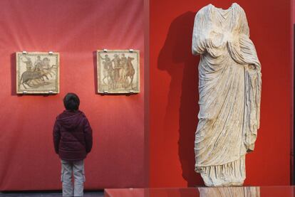 Un niño en la exposición <b><i>Córdoba, reflejo de Roma</b></i> en la sala Orive, uno de los tres espacios que acogen la muestra.