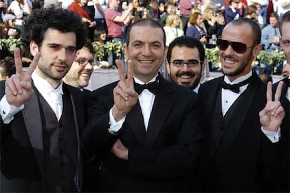 Actores Los actores Kais Nashef (i) y Ali Suliman (d) de <i>Paradise Now</i>, saludan junto al director de la película palestina, Hany Abu-Assad (en el centro), antes del inicio de la gala.