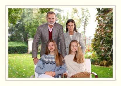 Los reyes, la princesa Leonor y la infanta Sofía protagonizan la imagen tomada en el jardín del Palacio de la Zarzuela que la casa real ha enviado de manera separada a la de los reyes Juan Carlos y Sofía.