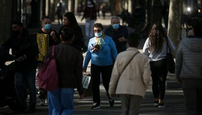 Ciutadans protegits amb mascareta per la Diagonal de Barcelona.