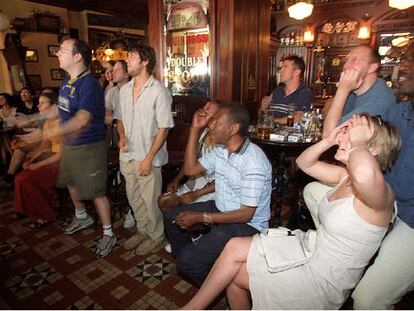 Hinchas irlandeses ven un partido del Mundial en un <i>pub</i> de Madrid.