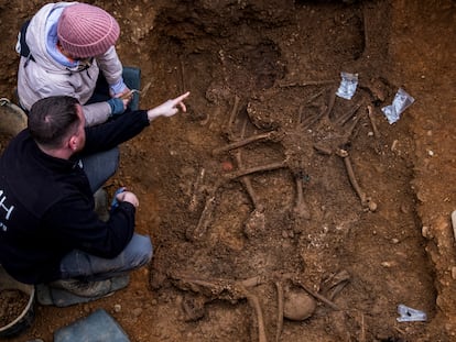 Exhumación de una fosa común en el cementerio de Villandangos (León), en febrero.