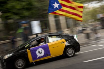 Un taxista conduce su taxi decorado con simbología a favor del referéndum del 1 de octubre.