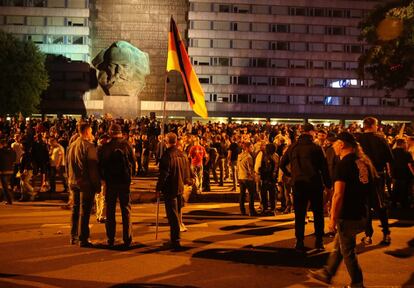 Manifestantes de ultraderecha finalizan una concentración xenófoba, junto a un monumento de Karl Marx, en Chemnitz (Alemania).