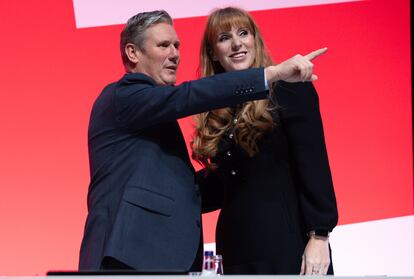 El líder laborista, Keir Starmer, junto a la diputada Angela Rayner, en la inauguración del congreso del partido, el 8 de octubre en Liverpool.